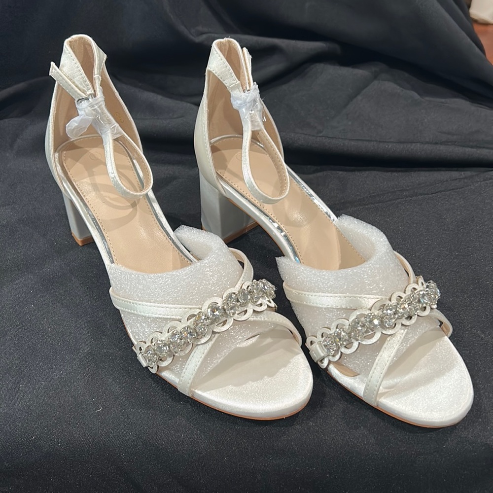 NIB-size 8 ivory Satin block heels